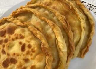 Τραγανά τυροπιτάκια στο τηγάνι, φρεσκοτηγανισμένα και τοποθετημένα σε πιάτο