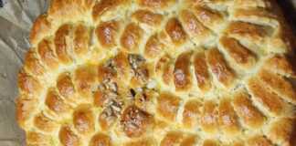 Μια στρογγυλή πιατέλα με φρεσκοψημένο, αφράτο τυρόψωμο, έτοιμο για σερβίρισμα