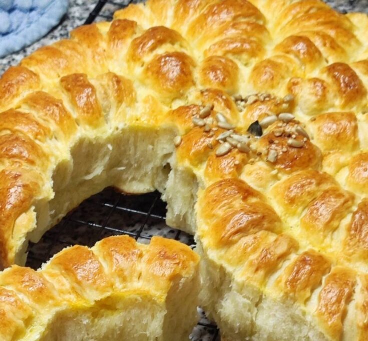 Χρυσαφένιο αφράτο τυρόψωμο ψημένο στο φούρνο, έτοιμο για σερβίρισμα