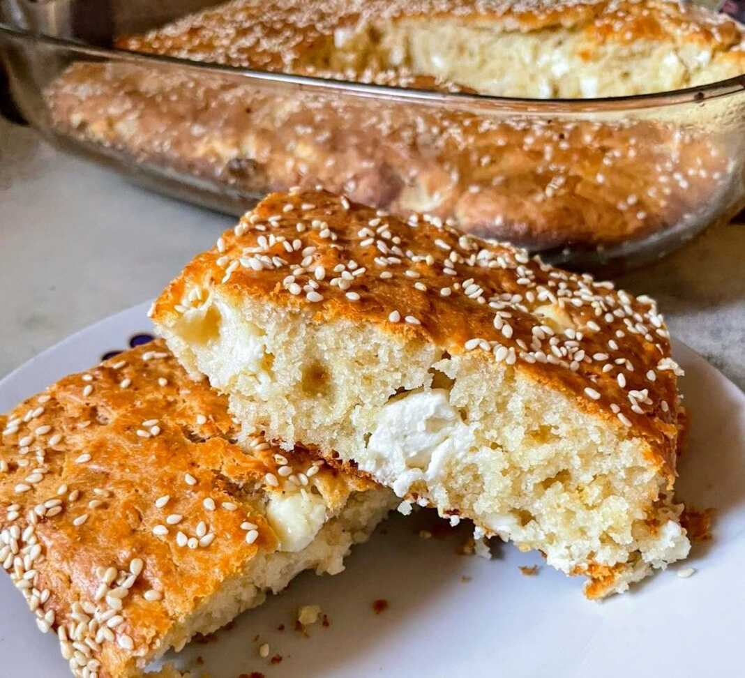 Ένα ολόκληρο αφράτο τυρόψωμο σε ταψί, φρεσκοψημένο και χρυσαφένιο