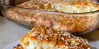 Ένα ολόκληρο αφράτο τυρόψωμο σε ταψί, φρεσκοψημένο και χρυσαφένιο