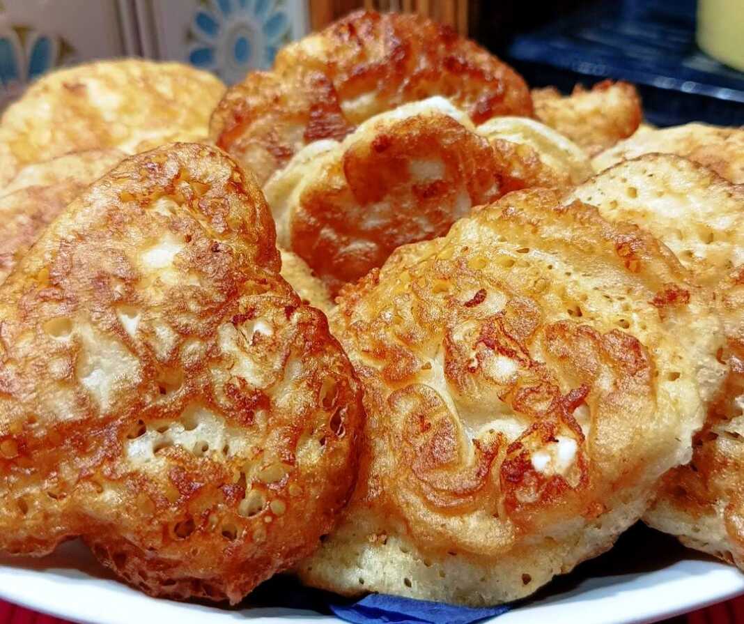 Ζεστές τυροτηγανίτες σε πιατέλα