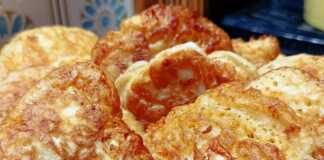 Τυροτηγανίτες με φέτα: Η πιο εύκολη και νόστιμη συνταγή σε 25 λεπτά! Ζεστές τυροτηγανίτες σε πιατέλα