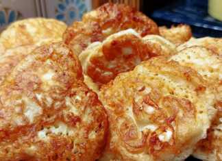 Ζεστές τυροτηγανίτες σε πιατέλα