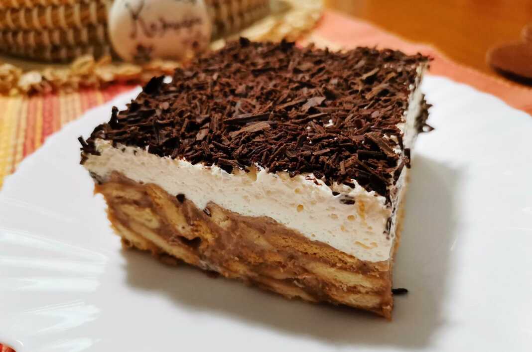 Ενα κομμάτι από τούρτα κατσαρόλας με μπισκότα και σαντιγύ.