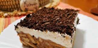 Ενα κομμάτι από τούρτα κατσαρόλας με μπισκότα και σαντιγύ.