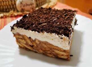 Ενα κομμάτι από τούρτα κατσαρόλας με μπισκότα και σαντιγύ.