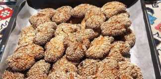 Πιατέλα με παραδοσιακά κουλουράκια λαδιού και σουσάμι, με υφή τραγανή