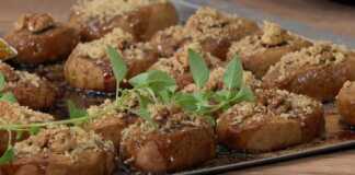 Μια πιατέλα γεμάτη με παραδοσιακά βρασματολούκουμα, σιροπιασμένα και πασπαλισμένα με καρύδι