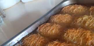 Παραδοσιακό καταΐφι, σιροπιασμένο, σε ταψί, με τη χρυσαφένια κρούστα του