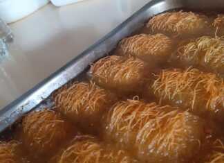 Παραδοσιακό καταΐφι, σιροπιασμένο, σε ταψί, με τη χρυσαφένια κρούστα του