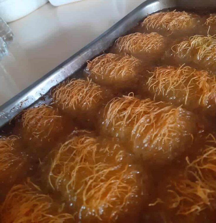 Παραδοσιακό καταΐφι, σιροπιασμένο, σε ταψί, με τη χρυσαφένια κρούστα του