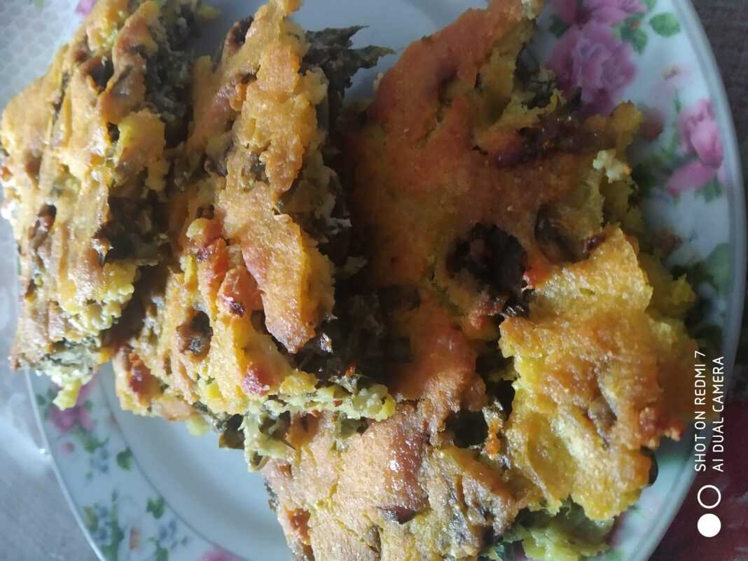 Ένα κομμάτι από την παραδοσιακή βλάχικη χορτόπιτα χωρίς φύλλο (Μοσόντρα), με την τραγανή κρούστα της.