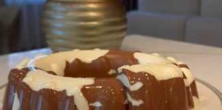 Ένα ζελέ επιδόρπιο με δύο στρώσεις, μία λευκή και μία σοκολατένια, κομμένο σε κομμάτια σε μια πιατέλα.