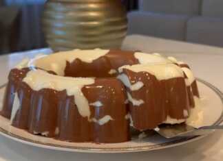 Ζελέ επιδόρπιο: Η απλή και γρήγορη συνταγή για ένα τέλειο γλυκό! Ένα ζελέ επιδόρπιο με δύο στρώσεις, μία λευκή και μία σοκολατένια, κομμένο σε κομμάτια σε μια πιατέλα.