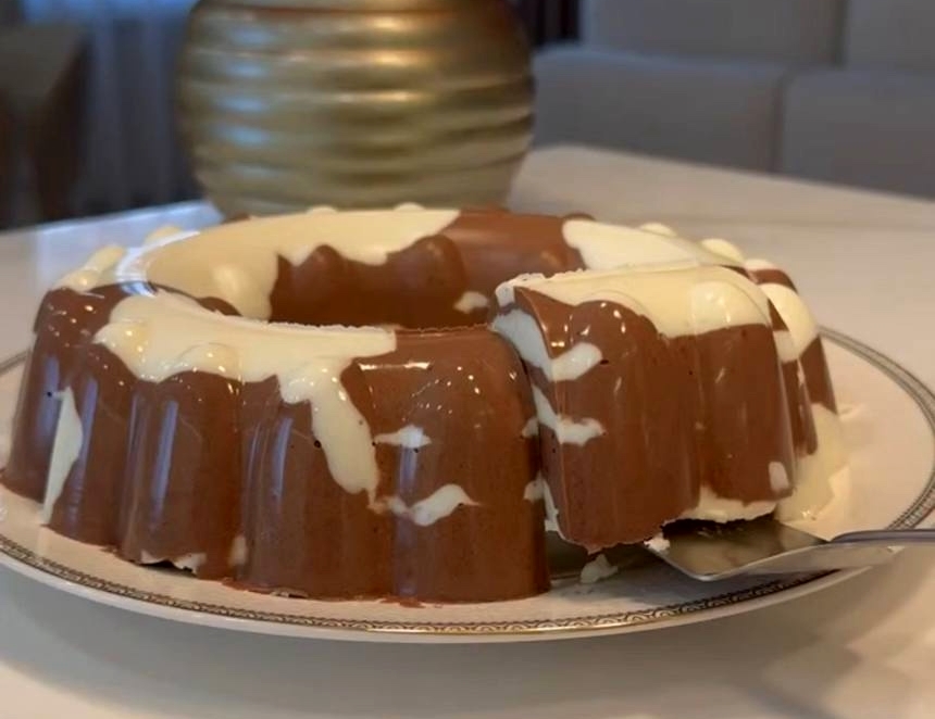 zele sokola Ένα ζελέ επιδόρπιο με δύο στρώσεις, μία λευκή και μία σοκολατένια, κομμένο σε κομμάτια σε μια πιατέλα.