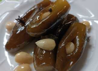 Γλυκό Κουταλιού Μελιτζανάκι: Παραδοσιακή Συνταγή με Αμύγδαλα Γλυκό Κουταλιού Μελιτζανάκι σερβιρισμένο σε γυάλινο μπολ.