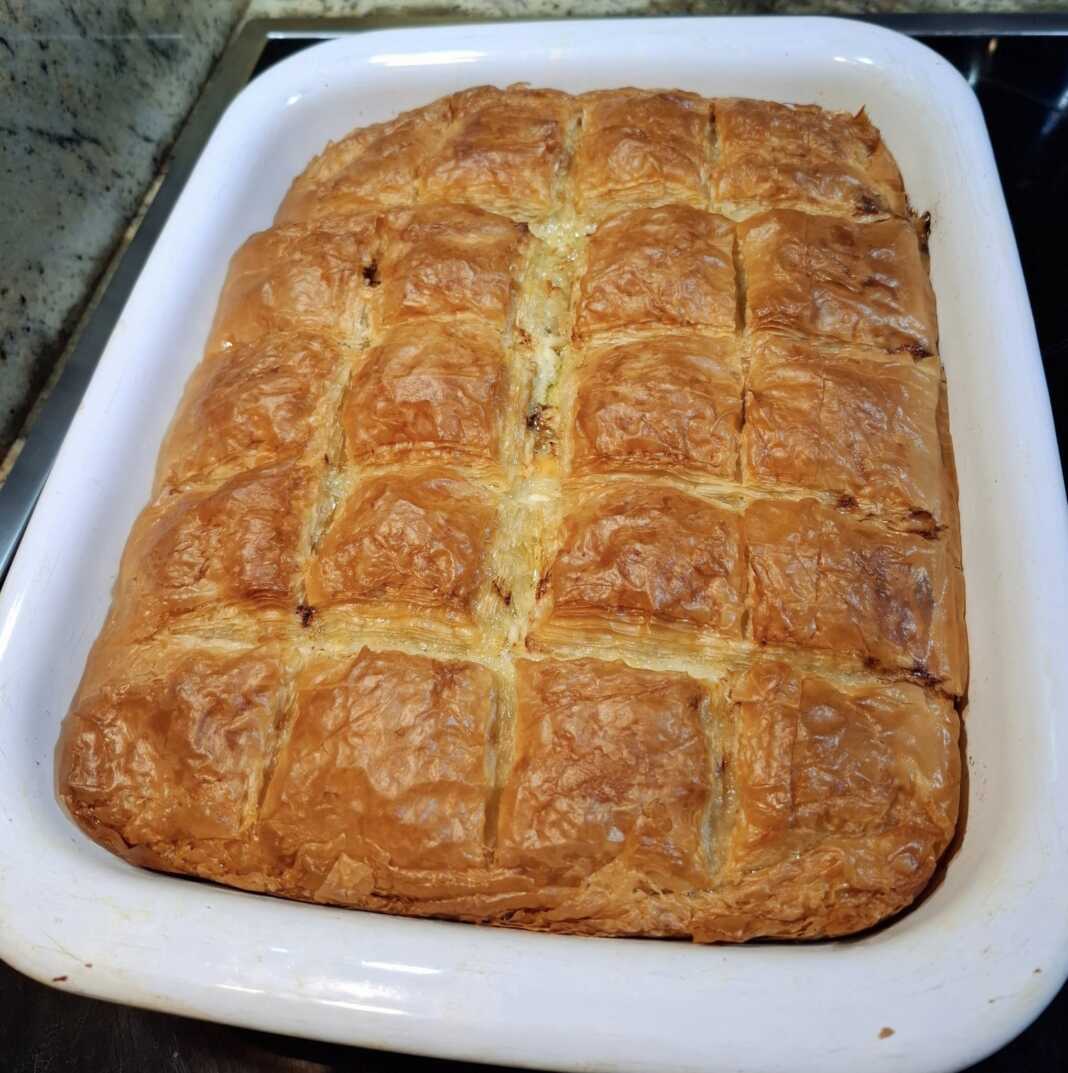 Kotopita me tiria Ζουμερή κοτόπιτα με φύλλο κρούστας, ψημένη και κομμένη σε κομμάτια