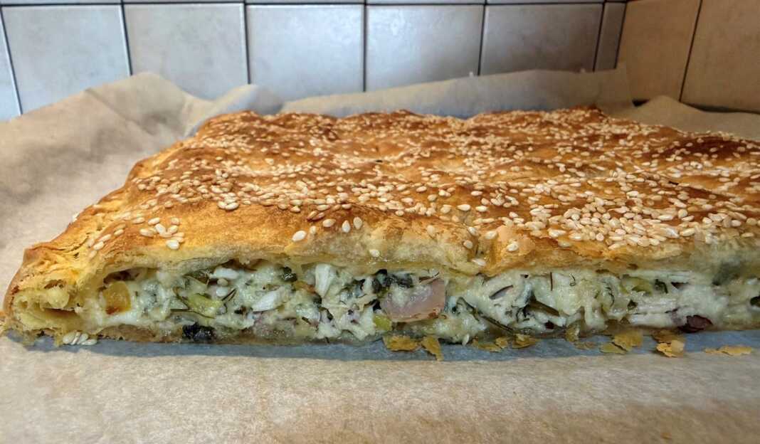 Ζουμερή Κοτόπιτα με μπέικον και κεφαλογραβιέρα, έτοιμη για σερβίρισμα