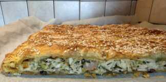 Ζουμερή Κοτόπιτα με μπέικον και κεφαλογραβιέρα, έτοιμη για σερβίρισμα