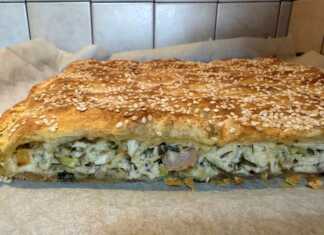 Ζουμερή Κοτόπιτα με μπέικον και κεφαλογραβιέρα, έτοιμη για σερβίρισμα