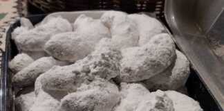 Αφράτοι Κουραμπιέδες με άχνη ζάχαρη και ολόκληρα αμύγδαλα.