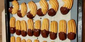 Μπισκότα Βουτύρου έτοιμα, περιχυμένα με σοκολάτα σε σχάρα.