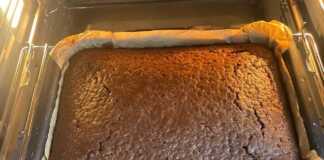 Φωτογραφία του αφράτου νηστίσιμου σοκολατένιου κέικ στο ταψί