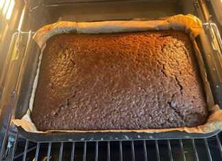 Φωτογραφία του αφράτου νηστίσιμου σοκολατένιου κέικ στο ταψί