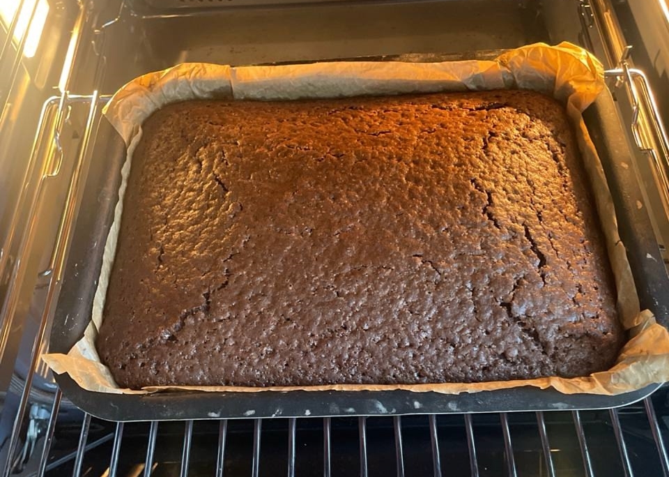 Nistisimo sokolatenio keik Φωτογραφία του αφράτου νηστίσιμου σοκολατένιου κέικ στο ταψί