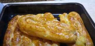 Η τελική πατατόπιτα με ζύμη τριών υλικών, ψημένη, χρυσαφένια και πασπαλισμένη με σουσάμι