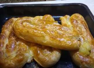 Η τελική πατατόπιτα με ζύμη τριών υλικών, ψημένη, χρυσαφένια και πασπαλισμένη με σουσάμι