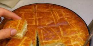 Αφράτη Πίτα με Μυζήθρα σερβιρισμένη σε πιατέλα.