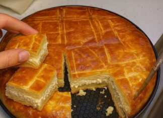 Αφράτη Πίτα με Μυζήθρα σερβιρισμένη σε πιατέλα.