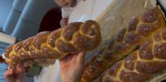 Αφράτα ψωμάκια πλεξούδες αλειμμένα με ζαχαρουχο γάλα, σερβιρισμένα σε πιατέλα