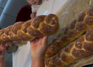 Αφράτα ψωμάκια πλεξούδες αλειμμένα με ζαχαρουχο γάλα, σερβιρισμένα σε πιατέλα