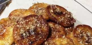 Στοίβα από **Αφράτες Τηγανίτες για Πρωινό** περιχυμένες με μέλι και τριμμένο καρύδι.