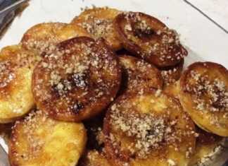 Στοίβα από **Αφράτες Τηγανίτες για Πρωινό** περιχυμένες με μέλι και τριμμένο καρύδι.