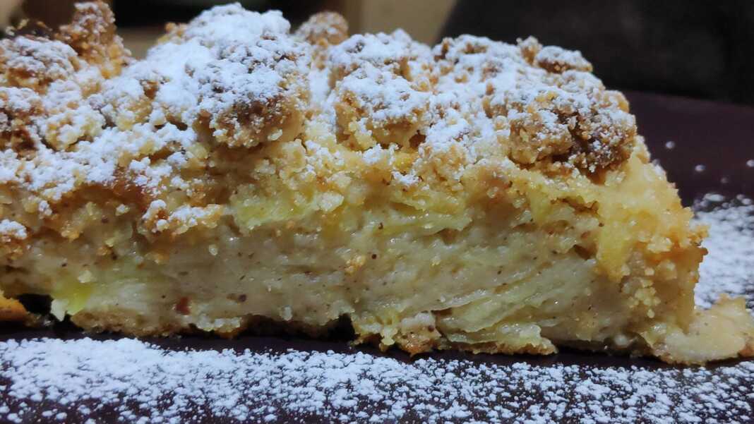 Φέτα από αφράτη αόρατη μηλόπιτα, με λεπτά κομμάτια μήλου.