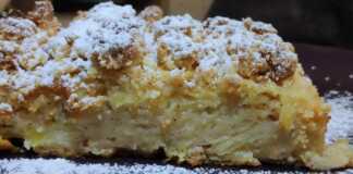 Φέτα από αφράτη αόρατη μηλόπιτα, με λεπτά κομμάτια μήλου.