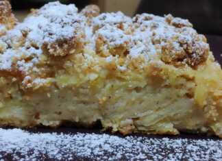 Αόρατη Μηλόπιτα: Η συνταγή με τα λεπτά μήλα που μοιάζει με κρέμα! Φέτα από αφράτη αόρατη μηλόπιτα, με λεπτά κομμάτια μήλου.