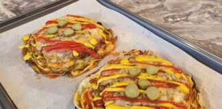 Μπιφτέκια Λαχανόφυλλα στο Φούρνο, σερβιρισμένα με λιωμένη μοτσαρέλα και αγγουράκι τουρσί.