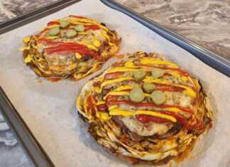 Μπιφτέκια Λαχανόφυλλα στο Φούρνο, σερβιρισμένα με λιωμένη μοτσαρέλα και αγγουράκι τουρσί.