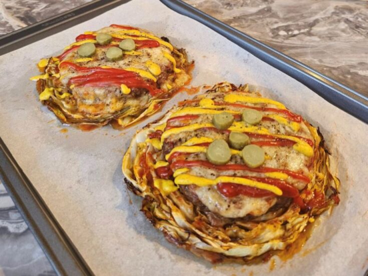 Μπιφτέκια Λαχανόφυλλα στο Φούρνο, σερβιρισμένα με λιωμένη μοτσαρέλα και αγγουράκι τουρσί.