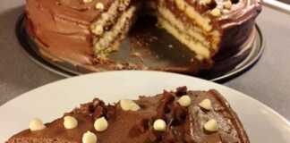 Τομή από εύκολη και γρήγορη τουρτίτσα σοκολάτα με τρεις στρώσεις παντεσπάνι και μους