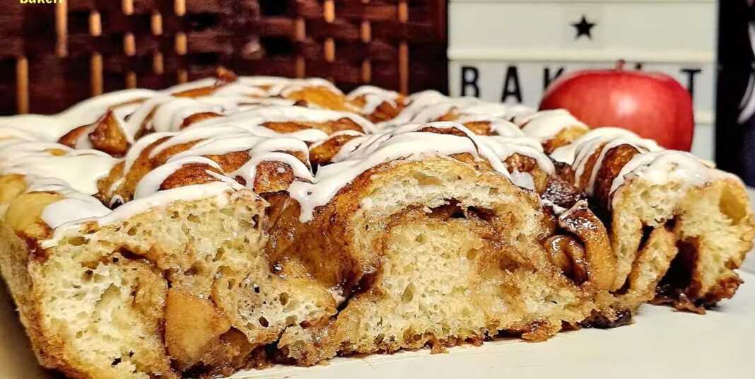 Φοκάτσια Μηλόπιτα με γλάσο, κομμένη σε κομμάτια, που φαίνονται οι υπέροχες στρώσεις της γέμισης.