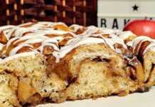 Φοκάτσια Μηλόπιτα με γλάσο, κομμένη σε κομμάτια, που φαίνονται οι υπέροχες στρώσεις της γέμισης.