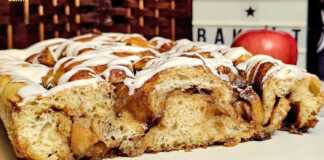 Φοκάτσια Μηλόπιτα με γλάσο, κομμένη σε κομμάτια, που φαίνονται οι υπέροχες στρώσεις της γέμισης.