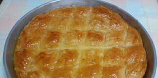 Παραδοσιακό Γαλακτομπούρεκο σερβιρισμένο σε κομμάτια με πλούσιο σιρόπι.