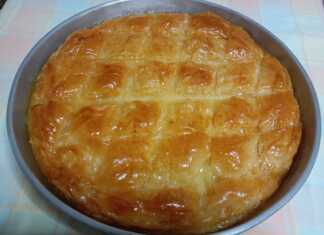 Παραδοσιακό Γαλακτομπούρεκο: Η αυθεντική συνταγή με χοντρό σιμιγδάλι και πλούσιο σιρόπι! Παραδοσιακό Γαλακτομπούρεκο σερβιρισμένο σε κομμάτια με πλούσιο σιρόπι.